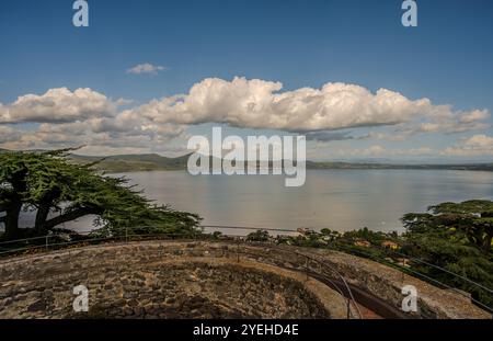 Il lago di Bracciano, originariamente chiamato lago Sabatino, è un lago che riempie una depressione di origine vulcanica e tettonica, situato nella Tuscia romana e su Foto Stock