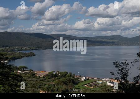 Il lago di Bracciano, originariamente chiamato lago Sabatino, è un lago che riempie una depressione di origine vulcanica e tettonica, situato nella Tuscia romana e su Foto Stock