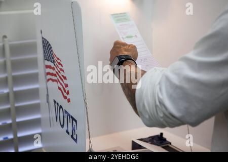 Wahlen in den USA 2012 Santa Monica, California - 6. Novembre 2012: Bürger von Santa Monica, westlich gelegene Küstenstadt von Los Angeles, geben im Wilshire House, 1125 Third Street a Santa Monica ihre Wahlstimme für Obama oder Romney ab. California Foto Stock