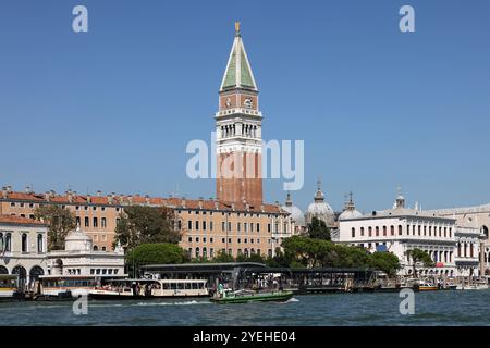 Venezia, Italia - 5 settembre 2022: La Torre di San Marco si erge sopra l'architettura del quartiere San Marco a Venezia. Italia Foto Stock