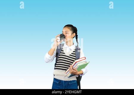 Giovane studente universitario con caffè in una mano e notebook con borsa pronta per la lezione Foto Stock