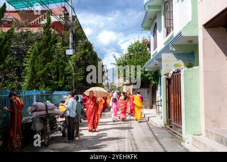 Kathmandu, Nepal - 06 settembre 2024 : Festival indù nepalese Teej Celebratio con donne che indossano danza rossa al Tempio Pashupatinath di Kathmandu NEPA Foto Stock