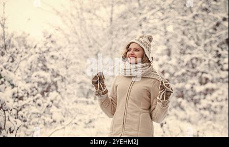 donna divertente e felice. la migliore vacanza mai. ragazza vestito caldo. Godersi la natura inverno. Ritratto di donna eccitata in legno d'inverno. Albero di neve bianco Foto Stock