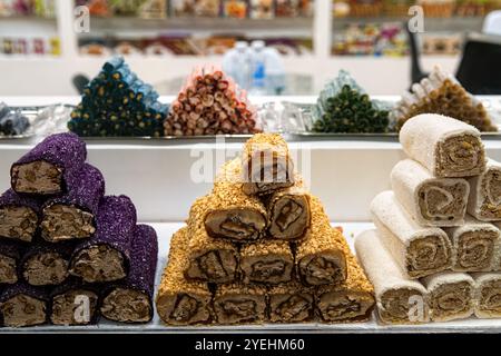 Vari dolci turchi nella vetrina della pasticceria. Delizia turca tradizionale (Rahat Lokum) con noci e dolci. Foto Stock