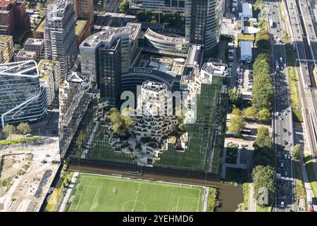 The Valley è una torre residenziale e di uffici sul Zuidas di Amsterdam. Il complesso è costituito da tre torri che hanno un intero appezzamento di terreno su Beethovenstraat vicino ai campi sportivi. EDGE sta realizzando Valley. Il design iconico è opera dell'architetto Winy Maas di MVRDV. Dietro l'appartamento si trova la sede della banca ABN AMRO. ANP/ Hollandse Hoogte/ Aerovista Luchtfotografie netherlands Out - belgium Out Foto Stock