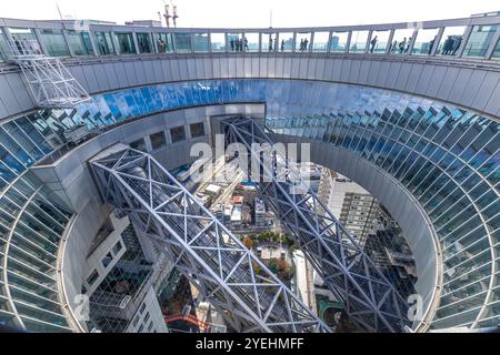 I turisti godono della vista panoramica dall'edificio umeda Sky di osaka Foto Stock