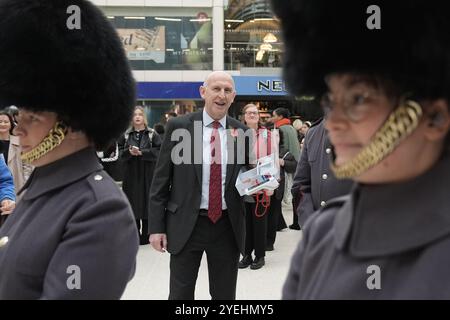 Il segretario alla difesa John Healey si unisce al personale militare per distribuire papaveri e raccogliere donazioni per il Royal British Legion Appeal alla Victoria Station, durante il London Poppy Day. Data foto: Giovedì 31 ottobre 2024. Foto Stock