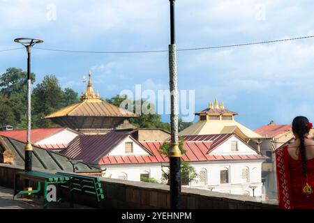 Kathmandu, Nepal - 06 settembre 2024 : Festival indù nepalese Teej Celebratio con donne che indossano danza rossa al Tempio Pashupatinath di Kathmandu NEPA Foto Stock