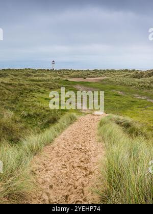Un panorama multi-immagine del faro Point of Ayr, visto sulle dune di sabbia sulla costa del Galles settentrionale. Foto Stock