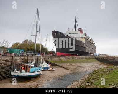 La nave del Duca di Lancaster nana alcune barche più piccole a Holywell, in Galles, visto il 30 ottobre 2024. Foto Stock