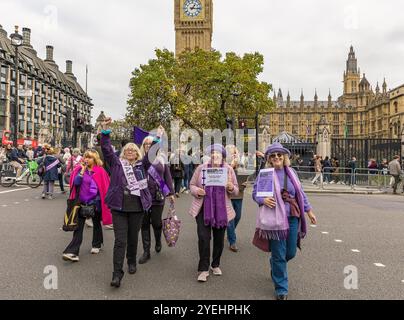 Westminster, Londra, Regno Unito, ottobre 30 2024, WASPI Women CAN't Wait, Compensation, Demonstration on budget Day, 30 ottobre 2024 Outside the Houses of Parliamen Foto Stock