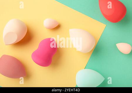 Frullatore di bellezza su sfondo colorato. Prodotti per il trucco. Concetto di bellezza. Vista dall'alto Foto Stock