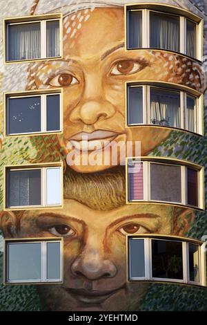 Wall painting Faces di Klaus Klinger on an Apartment block, Street art, Duesseldorf, Renania settentrionale-Vestfalia, Germania, Europa Foto Stock