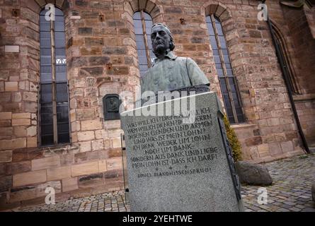 Monumento di Wilhelm Loehe, busto in bronzo su un alto basamento in pietra di granito con tre rilievi in bronzo, di Johannes Goetz, di fronte alla chiesa di San Michele, St M Foto Stock