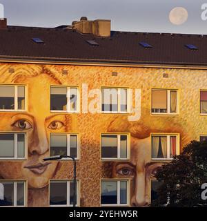 Murales di Klaus Klinger su un condominio a luna piena, Street art, Duesseldorf, Renania settentrionale-Vestfalia, Germania, Europa Foto Stock