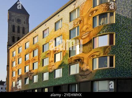 Murales di Klaus Klinger su un condominio con la torre della chiesa di Santa Elisabetta, Duesseldorf, Renania settentrionale-Vestfalia, Germania, Europa Foto Stock