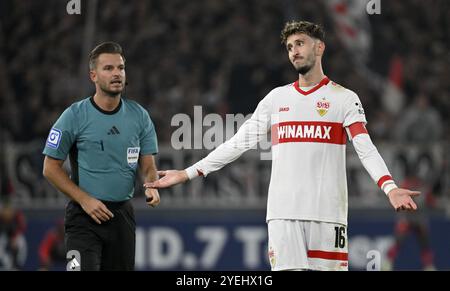 Arbitro Daniel Schlager in discussione con Atakan Karazor VfB Stuttgart (16) Gesture Gesture MHPArena, MHP Arena Stuttgart, Baden-Wuerttemberg Foto Stock