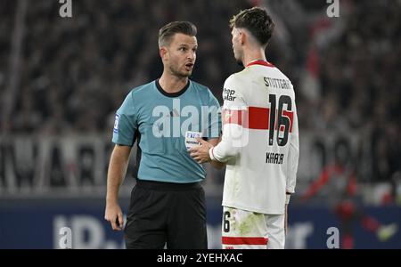 Arbitro Daniel Schlager in discussione con Atakan Karazor VfB Stuttgart (16) MHPArena, MHP Arena Stuttgart, Baden-Wuerttemberg, Germania, Europa Foto Stock