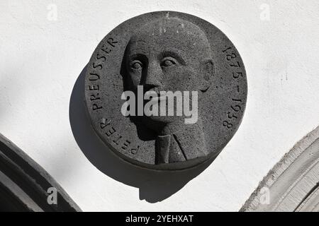 Rilievo di Peter Preusser, noto poeta e carnivalista dialettale, sulle mura del municipio, Coblenza, Renania-Palatinato, Germania, Europa Foto Stock