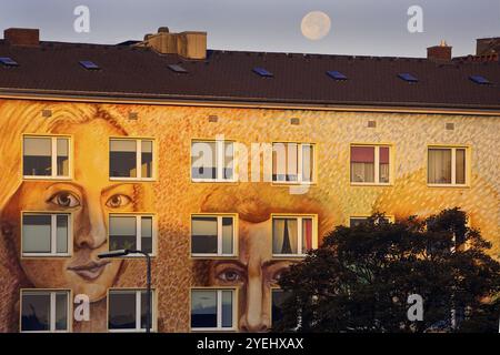 Murales di Klaus Klinger su un condominio a luna piena, Street art, Duesseldorf, Renania settentrionale-Vestfalia, Germania, Europa Foto Stock