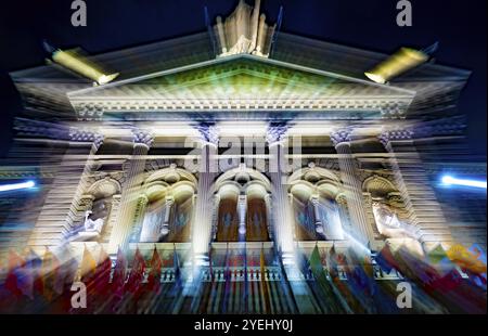 La splendida Bundeshaus illuminata dall'edificio del Parlamento o dal Palazzo Federale con le bandiere cantonali di notte nella città di Berna, Cantone di Berna, Svizzera, Europa Foto Stock