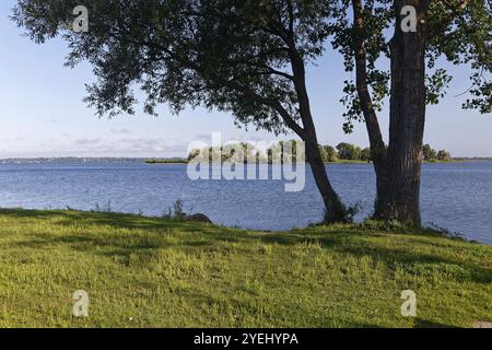 Riverscape, vista sulle isole del fiume San Lorenzo, provincia del Quebec, Canada, Nord America Foto Stock