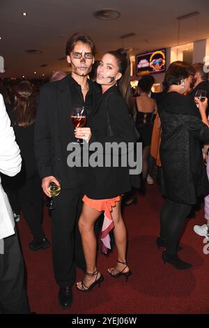 Arne-Carlos Böttcher und Viviana Wessels bei der Deutschlandpremiere von & JULIA im Stage Operettenhaus di Amburgo AM 30.10.2024 *** Arne Carlos Böttcher e Viviana Wessels alla prima tedesca di JULIA allo Stage Operettenhaus di Amburgo il 30 10 2024 Foto Stock