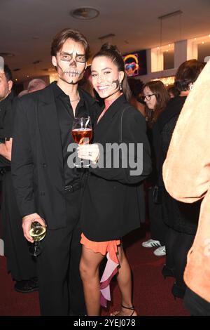 Arne-Carlos Böttcher und Viviana Wessels bei der Deutschlandpremiere von & JULIA im Stage Operettenhaus di Amburgo AM 30.10.2024 *** Arne Carlos Böttcher e Viviana Wessels alla prima tedesca di JULIA allo Stage Operettenhaus di Amburgo il 30 10 2024 Foto Stock