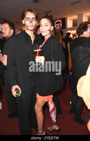 Arne-Carlos Böttcher und Viviana Wessels bei der Deutschlandpremiere von & JULIA im Stage Operettenhaus di Amburgo AM 30.10.2024 *** Arne Carlos Böttcher e Viviana Wessels alla prima tedesca di JULIA allo Stage Operettenhaus di Amburgo il 30 10 2024 Foto Stock