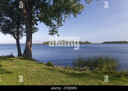 Riverscape, vista sulle isole del fiume San Lorenzo, provincia del Quebec, Canada, Nord America Foto Stock