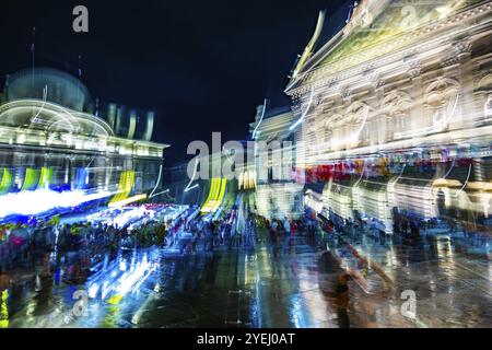 La splendida Bundeshaus illuminata dall'edificio del Parlamento o dal Palazzo Federale e dalla Banca nazionale svizzera nella piazza della città, con una folla di persone di notte nella città di Foto Stock