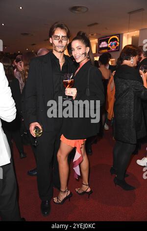 Arne-Carlos Böttcher und Viviana Wessels bei der Deutschlandpremiere von & JULIA im Stage Operettenhaus di Amburgo AM 30.10.2024 *** Arne Carlos Böttcher e Viviana Wessels alla prima tedesca di JULIA allo Stage Operettenhaus di Amburgo il 30 10 2024 Foto Stock