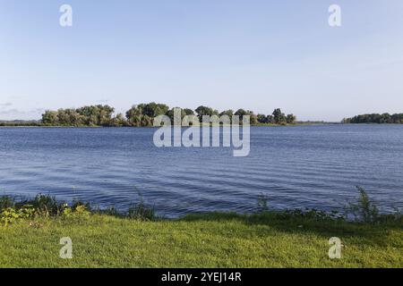 Riverscape, vista sulle isole del fiume San Lorenzo, provincia del Quebec, Canada, Nord America Foto Stock