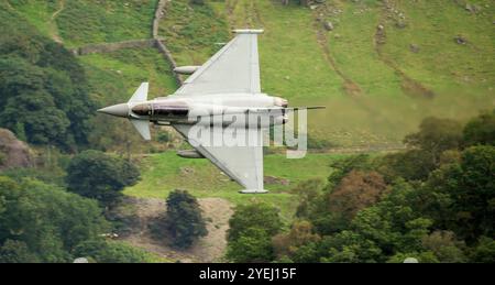 RAF Eurofighter (Typhoon) ZK379, basso livello nel Lake District Foto Stock