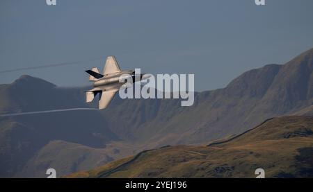 F-35A Lightning II della RAF Lakenheath 495th Valkyries Squadron operante a basso livello nel Lake District di Ullswater Foto Stock