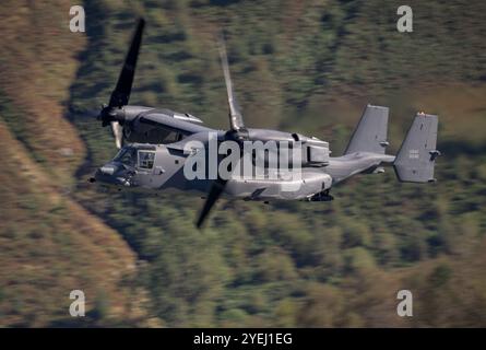 USAF CV-22 Osprey che vola a basso livello attraverso il Lake District di Thirlmere (LFA17) Foto Stock