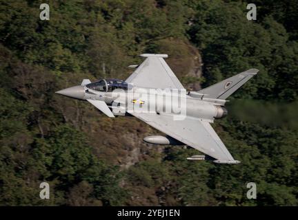 RAF Eurofighter (Typhoon) ZK306, basso livello nel Lake District Foto Stock