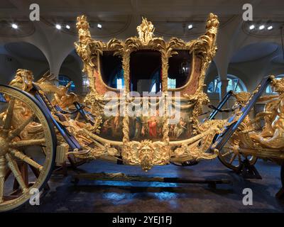 L'autobus di stato d'oro, spesso usato quando un monarca britannico è incoronato re o regina, nelle Royal Mews, Buckingham Palace, Londra, Inghilterra. Foto Stock