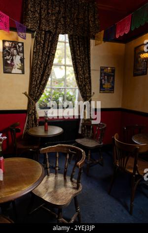 The Queen's Larder, pub nascosto in una strada laterale fuori dalla trafficata Southampton Row, affacciato sulla verdeggiante Queen Square, Londra, Inghilterra, Regno Unito Foto Stock