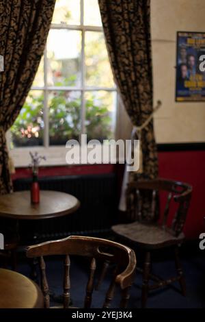 The Queen's Larder, pub nascosto in una strada laterale fuori dalla trafficata Southampton Row, affacciato sulla verdeggiante Queen Square, Londra, Inghilterra, Regno Unito Foto Stock