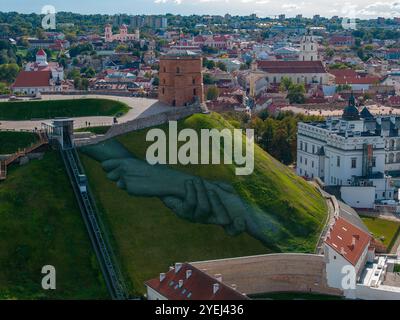 Veduta aerea della Torre di Gediminas e del paesaggio urbano di Vilnius, Lituania Foto Stock