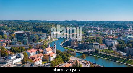 Veduta aerea di Vilnius con la Torre di Gediminas e il fiume Neris Foto Stock