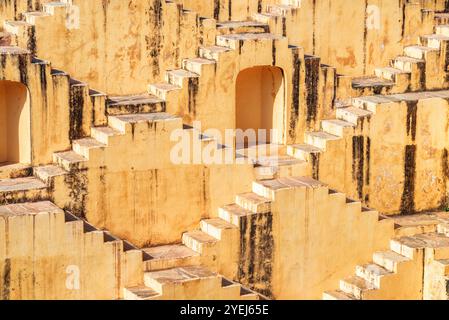 Vista favolosa su gradini e nicchie, panna Meena ka Kund Foto Stock