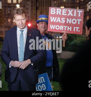 Londra, Regno Unito. 30 ottobre 2024. Richard Tice, deputato Boston e Skegness, Reform Party, è stato fotobombardato da Steve Bray, manifestante anti della Brexit di Westminster. I politici di tutti i partiti, compresi i ministri attuali ed ex, i parlamentari e altri commentatori sono visti su College Green a Westminster, reagendo al bilancio autunnale del cancelliere sul round dei media. Crediti: Imageplotter/Alamy Live News Foto Stock