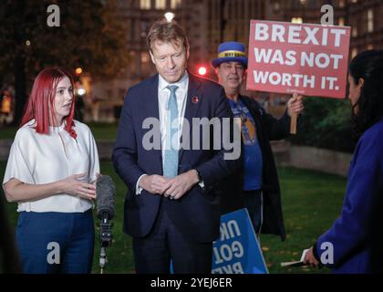 Londra, Regno Unito. 30 ottobre 2024. Richard Tice, deputato Boston e Skegness, Reform Party, è stato fotobombardato da Steve Bray, manifestante anti della Brexit di Westminster. I politici di tutti i partiti, compresi i ministri attuali ed ex, i parlamentari e altri commentatori sono visti su College Green a Westminster, reagendo al bilancio autunnale del cancelliere sul round dei media. Crediti: Imageplotter/Alamy Live News Foto Stock