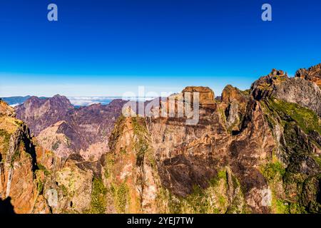 Formazioni rocciose sotto Pico Ruivo, prese da Pico do Areeiro, Madeira, Portogallo Foto Stock