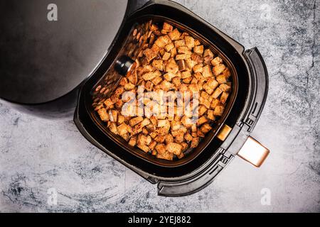 Preparare crostini fatti in casa nella friggitrice ad aria, utilizzando gli avanzi Foto Stock