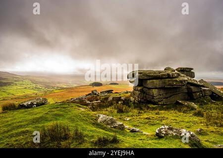 Guardando verso sud sulle brughiere di Rough Tor, Bodmin Moor, Cornovaglia, Regno Unito Foto Stock