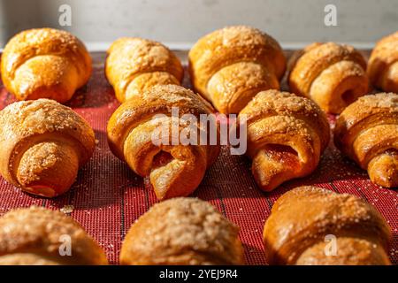 Croissant o bagel con marmellata sul piano di produzione. Mini panetteria, pasticcini squisiti. Foto di alta qualità Foto Stock