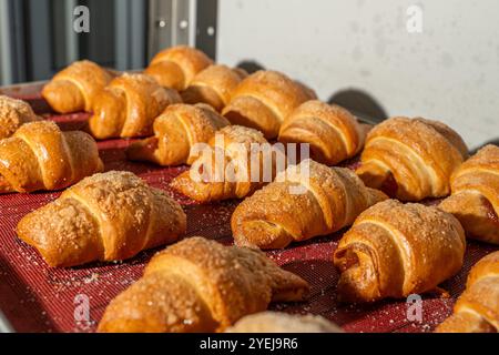 Croissant o bagel con marmellata sul piano di produzione. Mini panetteria, pasticcini squisiti. Foto di alta qualità Foto Stock